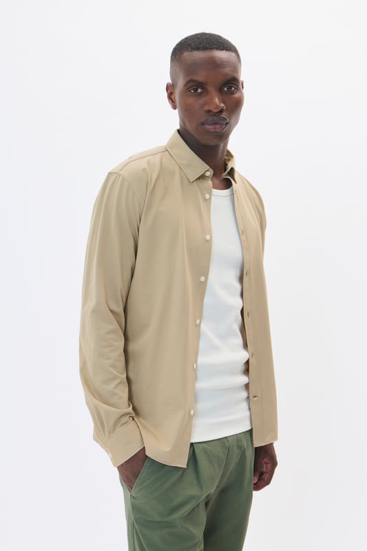 Regular fit,Lange mouwen  Fijne was 30°, niet bleken, niet in de droger drogen, Druipnat ophangen, koud strijken max. 110° C, Chemisch laten reinigen.  58% Katoen,42% Polyester