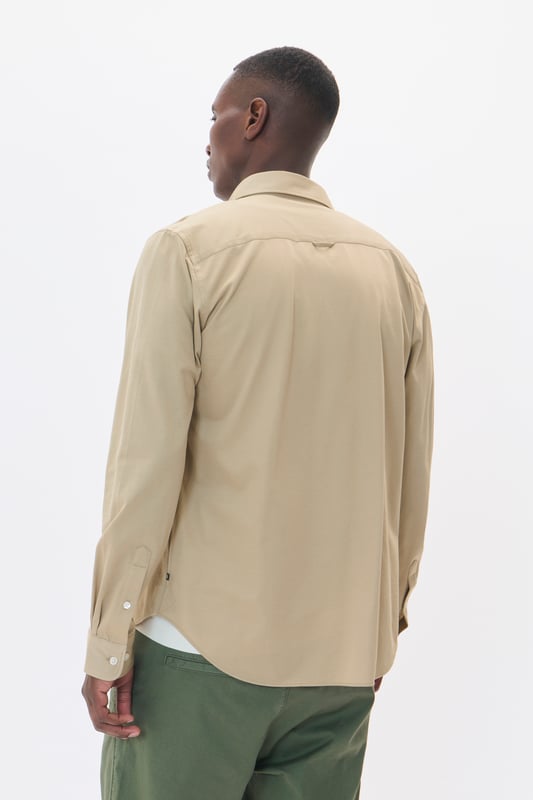 Regular fit,Lange mouwen  Fijne was 30°, niet bleken, niet in de droger drogen, Druipnat ophangen, koud strijken max. 110° C, Chemisch laten reinigen.  58% Katoen,42% Polyester
