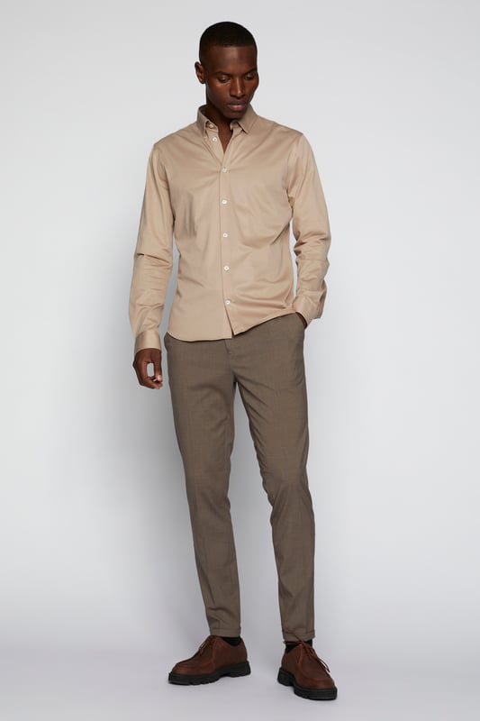 Regular fit,Lange mouwen  Fijne was 30°, niet bleken, niet in de droger drogen, Druipnat ophangen, koud strijken max. 110° C, Chemisch laten reinigen.  58% Katoen,42% Polyester