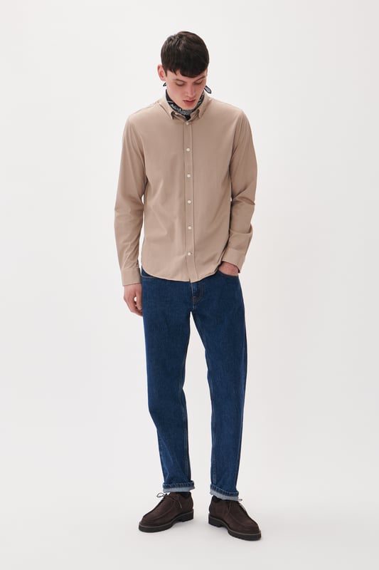 Regular fit,Lange mouwen  Fijne was 30°, niet bleken, niet in de droger drogen, Druipnat ophangen, koud strijken max. 110° C, Chemisch laten reinigen.  58% Katoen,42% Polyester