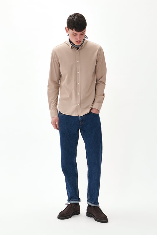 Regular fit,Lange mouwen  Fijne was 30°, niet bleken, niet in de droger drogen, Druipnat ophangen, koud strijken max. 110° C, Chemisch laten reinigen.  58% Katoen,42% Polyester