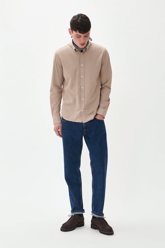 Regular fit,Lange mouwen  Fijne was 30°, niet bleken, niet in de droger drogen, Druipnat ophangen, koud strijken max. 110° C, Chemisch laten reinigen.  58% Katoen,42% Polyester