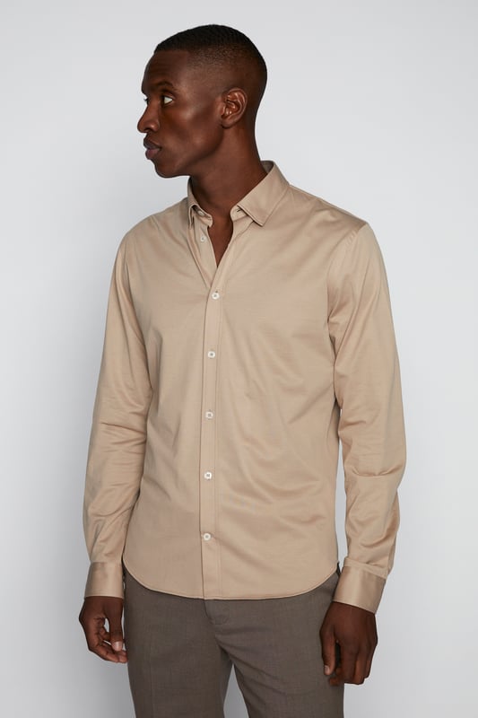 Regular fit,Lange mouwen  Fijne was 30°, niet bleken, niet in de droger drogen, Druipnat ophangen, koud strijken max. 110° C, Chemisch laten reinigen.  58% Katoen,42% Polyester
