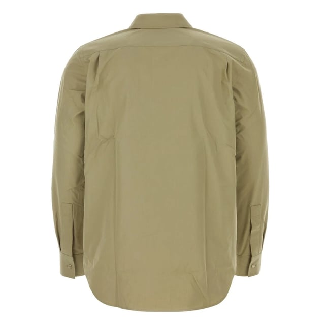 Mejora tu estilo casual con esta camisa abotonada con motivo de caballero ecuestre de Burberry. Con un corte cómodo y confeccionada en 100 % algodón, es perfecta para usar todo el día. El monograma distintivo de Thomas Burberry en la parte inferior izquierda añade un toque de lujo y demuestra tu gusto impecable. Con cierre de botones y mangas largas, esta camisa es funcional y elegante, convirtiéndola en una prenda imprescindible para cualquier persona a la moda. Completa tu look con esta icónica prenda de Burberry y sumérgete en el encanto atemporal de la marca
