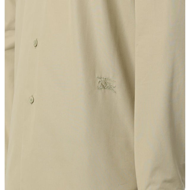 Mejora tu estilo casual con esta camisa abotonada con motivo de caballero ecuestre de Burberry. Con un corte cómodo y confeccionada en 100 % algodón, es perfecta para usar todo el día. El monograma distintivo de Thomas Burberry en la parte inferior izquierda añade un toque de lujo y demuestra tu gusto impecable. Con cierre de botones y mangas largas, esta camisa es funcional y elegante, convirtiéndola en una prenda imprescindible para cualquier persona a la moda. Completa tu look con esta icónica prenda de Burberry y sumérgete en el encanto atemporal de la marca