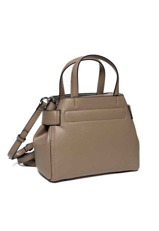 Elegante y Funcional: Bolso de Cuero Juicy Couture  
Confeccionado en cuero de alta calidad, este bolso de Juicy Couture combina la elegancia atemporal con la funcionalidad cotidiana. Su diseño estructurado cuenta con asas rígidas y un logo metálico en tono plateado, añadiendo un toque sofisticado. Un cierre de cremallera seguro mantiene tus esenciales a salvo, mientras que el interior forrado con múltiples compartimentos asegura una organización sin esfuerzo. La correa de hombro desmontable ofrece versatilidad: llévalo a mano o úsalo al hombro. Perfecto para el trabajo, ocasiones especiales o para elevar tu estilo diario.  
Dimensiones: 24 x 11.5 x 19 cm