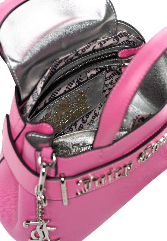 Elegante y funcional: Bolso de cuero Juicy Couture  
Este bolso de cuero de alta calidad combina la elegancia atemporal con la practicidad diaria. Con asas estructuradas y un logo metálico en tono plateado de Juicy Couture, irradia sofisticación. El cierre con cremallera seguro mantiene tus pertenencias a salvo, mientras que el interior forrado con múltiples compartimentos asegura una organización sin esfuerzo. Con una correa de hombro removible, puedes llevarlo a mano o usarlo al hombro. Ideal para el trabajo, ocasiones especiales o para elevar tu estilo diario.  
Dimensiones: 24 x 11.5 x 19 cm