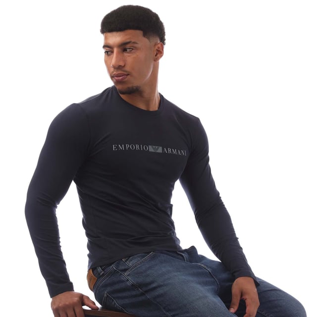 Dieses einfarbige Langarmshirt von Emporio Armani für Herren besticht durch seinen klassischen Rundhalsausschnitt. Die elastische Stoffqualität sorgt für optimalen Tragekomfort und Bewegungsfreiheit. Ein dezenter Label-Print auf der Brust verleiht dem Shirt eine elegante Note. Der figurbetonte Schnitt bietet eine moderne und stilvolle Passform. Perfekt für den Alltag oder sportliche Aktivitäten. Überzeugen Sie sich selbst von der erstklassigen Qualität und dem zeitlosen Design.