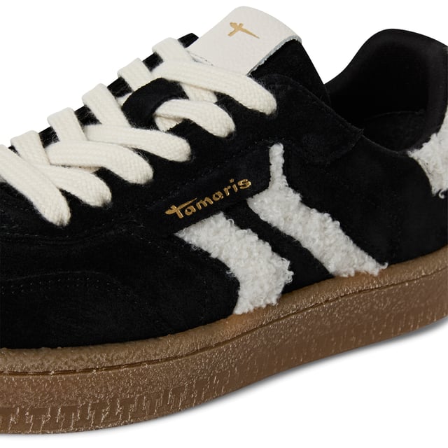 Voeg een vleugje luxe toe aan je dagelijkse stijl met deze modieuze sneakers van Tamaris. Deze veterschoenen zijn gemaakt van een hoogwaardige mix van zacht suède en textiel en hebben comfortabele details van imitatiebont voor extra stijl. Het sportieve silhouet krijgt een strakke, moderne afwerking, waardoor ze perfect zijn voor zowel casual dagen als chique stedelijke uitjes. Bovenmateriaal: Hoogwaardige mix van suède en textiel Voering & binnenzool: Zacht textiel voor de hele dag comfort Buitenzool: Synthetische zool met grip voor zelfverzekerde stappen Haktype & hoogte: Zonder hak, met een zool van 30 mm voor subtiele verhoging Schachthoogte: 6,5 cm Schoentype: Vetersneakers voor dames