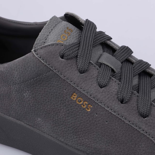 Zapatillas de tenis Hugo Boss Belwar para hombre en gris Zapatilla baja con parte superior de cuero de grano. Estética discreta y bastante lujosa que la hace adecuada tanto para looks casuales como más refinados. Producto responsable.