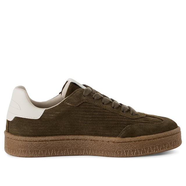 Voeg een vleugje luxe toe aan je dagelijkse stijl met deze modieuze sneakers van Tamaris. Deze veterschoenen zijn gemaakt van een hoogwaardige mix van zacht suède en hebben strepen voor extra stijl. Het sportieve silhouet is verfijnd met een strakke, moderne afwerking, waardoor ze perfect zijn voor zowel casual dagen als chique stedelijke uitjes. Bovenmateriaal: Hoogwaardige mix van suède en textiel Voering & binnenzool: Zacht textiel voor de hele dag comfort Buitenzool: Synthetische zool met grip voor zelfverzekerde stappen Haktype & hoogte: Zonder hak, met een zool van 30 mm voor subtiele verhoging Schachthoogte: 6,5 cm Schoentype: Vetersneakers voor dames