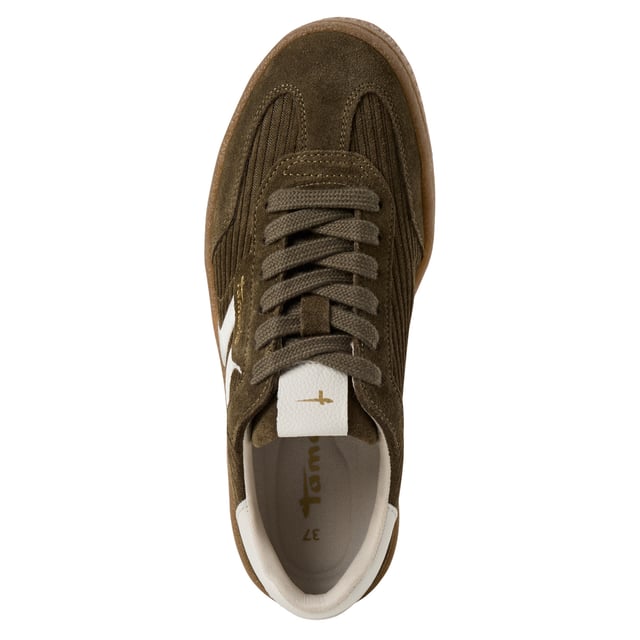 Voeg een vleugje luxe toe aan je dagelijkse stijl met deze modieuze sneakers van Tamaris. Deze veterschoenen zijn gemaakt van een hoogwaardige mix van zacht suède en hebben strepen voor extra stijl. Het sportieve silhouet is verfijnd met een strakke, moderne afwerking, waardoor ze perfect zijn voor zowel casual dagen als chique stedelijke uitjes. Bovenmateriaal: Hoogwaardige mix van suède en textiel Voering & binnenzool: Zacht textiel voor de hele dag comfort Buitenzool: Synthetische zool met grip voor zelfverzekerde stappen Haktype & hoogte: Zonder hak, met een zool van 30 mm voor subtiele verhoging Schachthoogte: 6,5 cm Schoentype: Vetersneakers voor dames