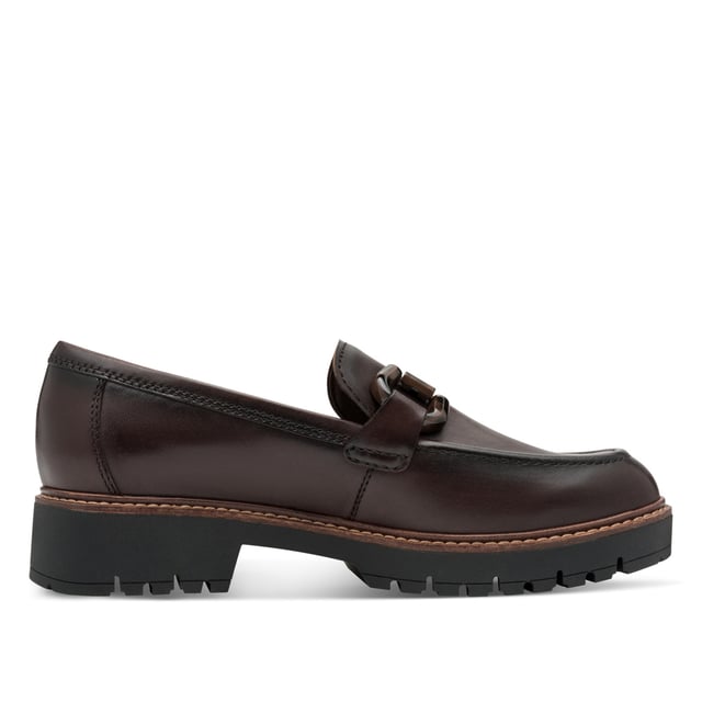Estos mocasines de piel Tamaris para mujer combinan un estilo moderno con una comodidad duradera. Diseñados con una elegante suela de plataforma y fáciles de poner, son ideales para el día a día o para salidas informales. Características principales: Parte superior de piel auténtica negra. Cómodo diseño sin cordones. Forro textil y sintético para mayor transpirabilidad. Plantilla sintética acolchada. Tacón de plataforma de 40 mm para una sutil elevación. Suela sintética resistente. Altura de la caña: 6 cm.