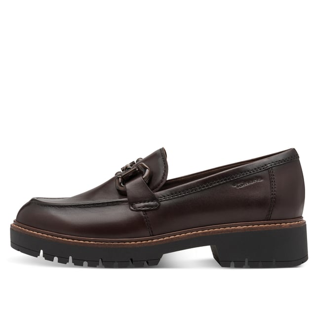 Estos mocasines de piel Tamaris para mujer combinan un estilo moderno con una comodidad duradera. Diseñados con una elegante suela de plataforma y fáciles de poner, son ideales para el día a día o para salidas informales. Características principales: Parte superior de piel auténtica negra. Cómodo diseño sin cordones. Forro textil y sintético para mayor transpirabilidad. Plantilla sintética acolchada. Tacón de plataforma de 40 mm para una sutil elevación. Suela sintética resistente. Altura de la caña: 6 cm.