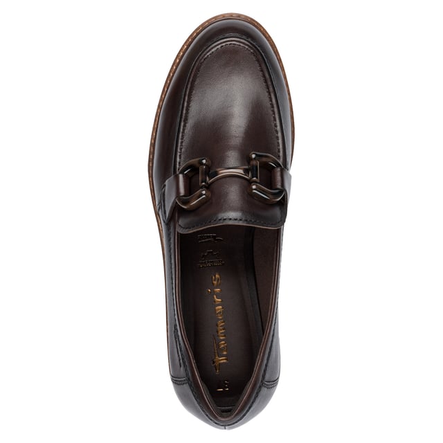 Estos mocasines de piel Tamaris para mujer combinan un estilo moderno con una comodidad duradera. Diseñados con una elegante suela de plataforma y fáciles de poner, son ideales para el día a día o para salidas informales. Características principales: Parte superior de piel auténtica negra. Cómodo diseño sin cordones. Forro textil y sintético para mayor transpirabilidad. Plantilla sintética acolchada. Tacón de plataforma de 40 mm para una sutil elevación. Suela sintética resistente. Altura de la caña: 6 cm.