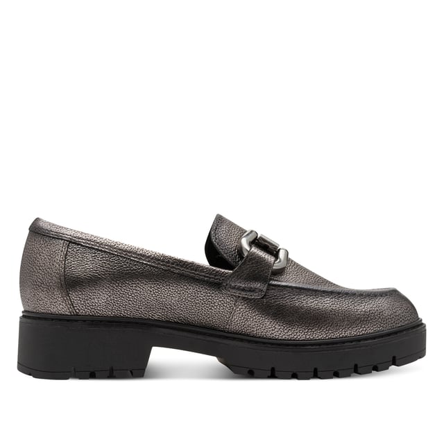 Estos mocasines de piel Tamaris para mujer combinan un estilo moderno con una comodidad duradera. Diseñados con una elegante suela de plataforma y fáciles de poner, son ideales para el día a día o para salidas informales. Características principales: Parte superior de piel auténtica negra. Cómodo diseño sin cordones. Forro textil y sintético para mayor transpirabilidad. Plantilla sintética acolchada. Tacón de plataforma de 40 mm para una sutil elevación. Suela sintética resistente. Altura de la caña: 6 cm.