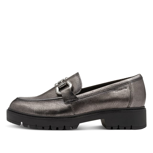 Estos mocasines de piel Tamaris para mujer combinan un estilo moderno con una comodidad duradera. Diseñados con una elegante suela de plataforma y fáciles de poner, son ideales para el día a día o para salidas informales. Características principales: Parte superior de piel auténtica negra. Cómodo diseño sin cordones. Forro textil y sintético para mayor transpirabilidad. Plantilla sintética acolchada. Tacón de plataforma de 40 mm para una sutil elevación. Suela sintética resistente. Altura de la caña: 6 cm.