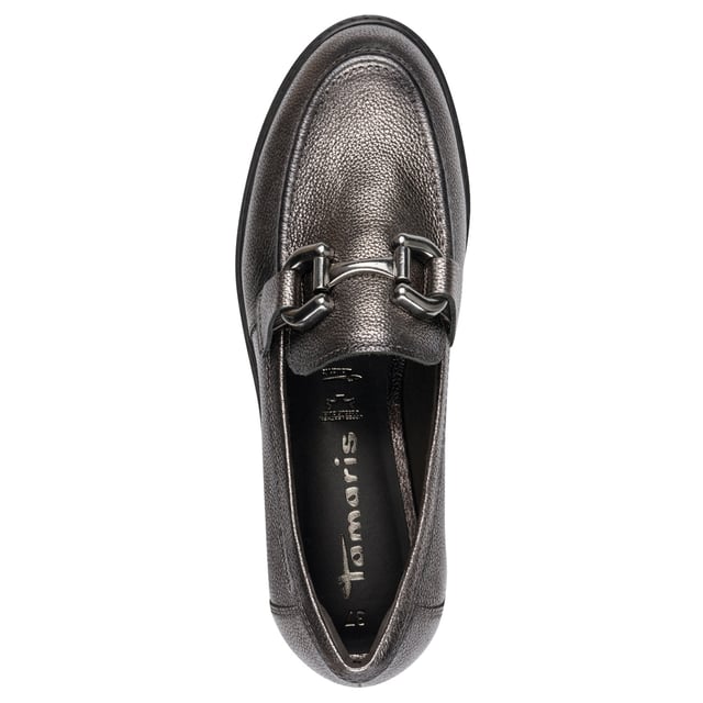 Estos mocasines de piel Tamaris para mujer combinan un estilo moderno con una comodidad duradera. Diseñados con una elegante suela de plataforma y fáciles de poner, son ideales para el día a día o para salidas informales. Características principales: Parte superior de piel auténtica negra. Cómodo diseño sin cordones. Forro textil y sintético para mayor transpirabilidad. Plantilla sintética acolchada. Tacón de plataforma de 40 mm para una sutil elevación. Suela sintética resistente. Altura de la caña: 6 cm.