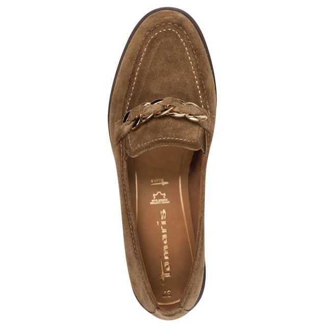 Luce un estilo atemporal y comodidad durante todo el día con estos mocasines Tamaris de ante para mujer. Diseñados para un uso cómodo, estos mocasines sin cordones cuentan con una parte superior de ante suave y una plantilla de soporte para mayor comodidad a diario. Características principales: Parte superior de ante genuino. Diseño sin cordones que prioriza la comodidad. Forro suave: mezcla de tela y sintético. Tacón de 25 mm sin tacón. Suela sintética resistente. Altura de la caña: 6,5 cm. Plantilla: sintética.