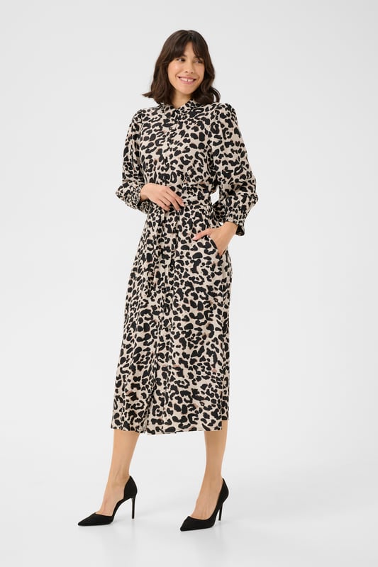 Regular fit,Midi lengte,3/4 mouwen  Fijne was 30°, niet bleken, niet in de droger drogen, Liggend laten drogen in de schaduw, koud strijken max. 110° C, Chemisch laten reinigen.  100% Viscose (LENZING™ ECOVERO™)