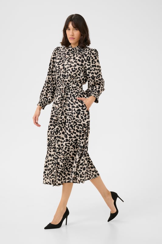 Regular fit,Midi lengte,3/4 mouwen  Fijne was 30°, niet bleken, niet in de droger drogen, Liggend laten drogen in de schaduw, koud strijken max. 110° C, Chemisch laten reinigen.  100% Viscose (LENZING™ ECOVERO™)