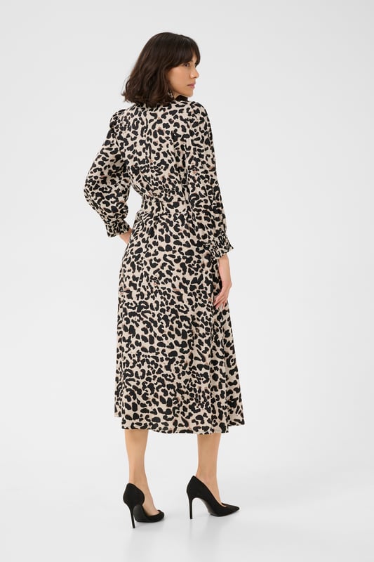 Regular fit,Midi lengte,3/4 mouwen  Fijne was 30°, niet bleken, niet in de droger drogen, Liggend laten drogen in de schaduw, koud strijken max. 110° C, Chemisch laten reinigen.  100% Viscose (LENZING™ ECOVERO™)