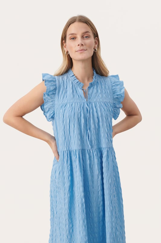Regular fit,Midi lengte  Fijne was 30°, niet bleken, niet in de droger drogen, Druipnat ophangen in de schaduw, warm strijken max. 150° C, Niet droog reinigen  95% Polyester (Gerecycled),5% Elastaan
