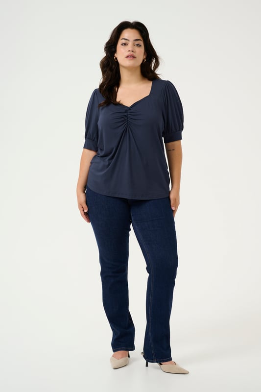 Tight fit,Korte mouwen  Fijne was 30°, niet bleken, niet in de droger drogen, Druipnat ophangen in de schaduw, warm strijken max. 150° C,   95% Viscose,5% Elastaan