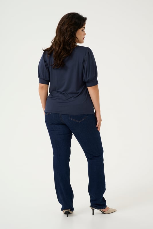 Tight fit,Korte mouwen  Fijne was 30°, niet bleken, niet in de droger drogen, Druipnat ophangen in de schaduw, warm strijken max. 150° C,   95% Viscose,5% Elastaan
