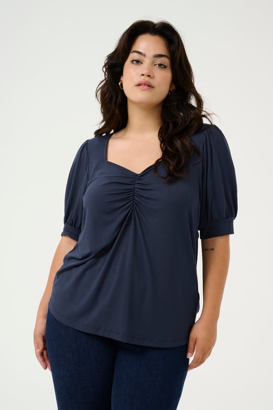 Tight fit,Korte mouwen  Fijne was 30°, niet bleken, niet in de droger drogen, Druipnat ophangen in de schaduw, warm strijken max. 150° C,   95% Viscose,5% Elastaan