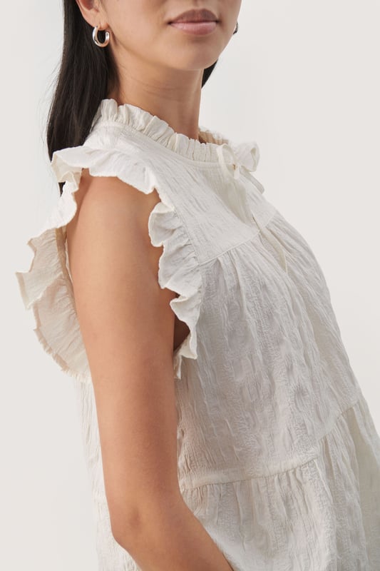 Gerade Passform,Ärmellos  Schonwäsche 30°, Nicht bleichen, Nicht im Trockner trocknen, Tropnass aufhängen im Schatten, Warm bügeln max. 150° C, Nicht trockenreinigen  80% Polyester (Recycelt),18% Polyester,2% Elasthan