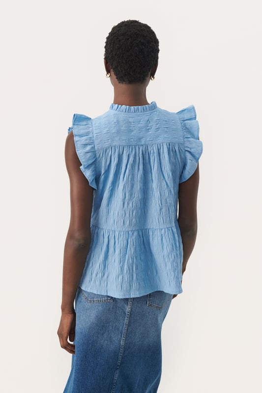 Gerade Passform,Ärmellos  Schonwäsche 30°, Nicht bleichen, Nicht im Trockner trocknen, Tropnass aufhängen im Schatten, Warm bügeln max. 150° C, Nicht trockenreinigen  80% Polyester (Recycelt),18% Polyester,2% Elasthan