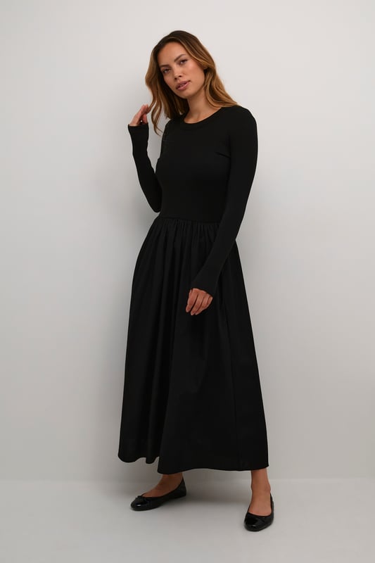 Slim fit,Halfhoge taille,Enkel lengte,Lange mouwen  Fijne was 30°, niet bleken, niet in de droger drogen, Druipnat ophangen, koud strijken max. 110° C, Niet droog reinigen  100% Katoen