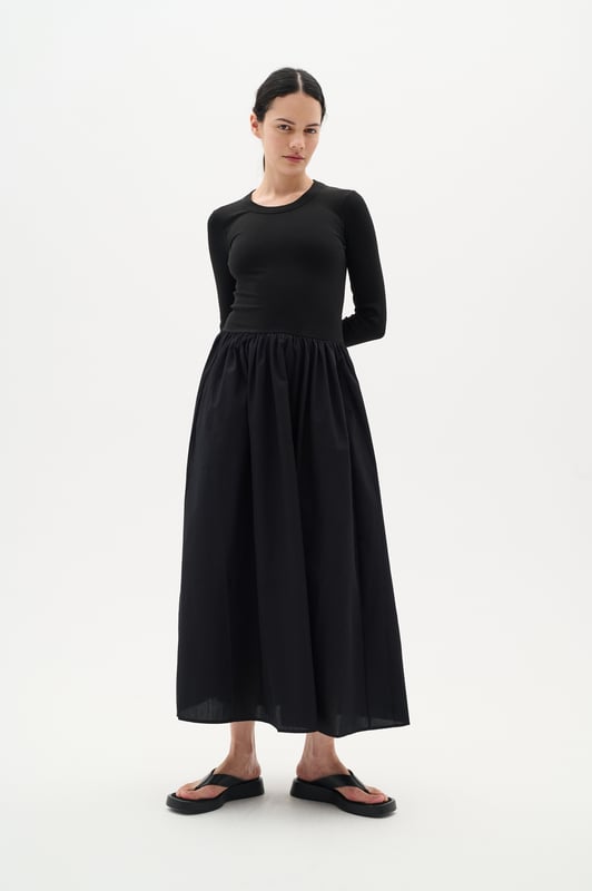 Slim fit,Halfhoge taille,Enkel lengte,Lange mouwen  Fijne was 30°, niet bleken, niet in de droger drogen, Druipnat ophangen, koud strijken max. 110° C, Niet droog reinigen  100% Katoen