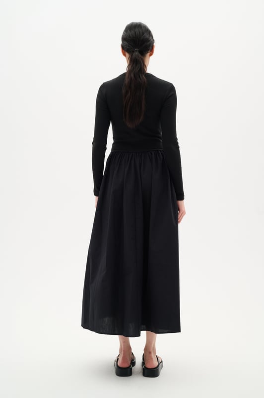 Slim fit,Halfhoge taille,Enkel lengte,Lange mouwen  Fijne was 30°, niet bleken, niet in de droger drogen, Druipnat ophangen, koud strijken max. 110° C, Niet droog reinigen  100% Katoen