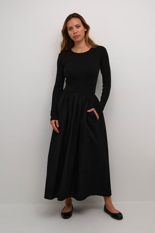 Slim fit,Halfhoge taille,Enkel lengte,Lange mouwen  Fijne was 30°, niet bleken, niet in de droger drogen, Druipnat ophangen, koud strijken max. 110° C, Niet droog reinigen  100% Katoen