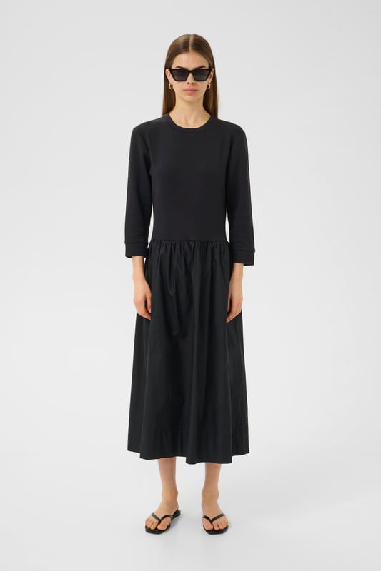 Relaxed fit,Enkel lengte,3/4 mouwen  Fijne was 30°, niet bleken, niet in de droger drogen, Liggend laten drogen., koud strijken max. 110° C, Droogreiniging  51% Modal (TENCEL™),42% Polyester,7% Elastaan
