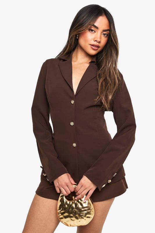 Wrap up in the latest coats and jackets and get out-there with your outerwearBreathe life into your new season layering with the latest coats and jackets from boohoo. Supersize your silhouette in a padded jacket, stick to sporty styling with a bomber, or protect yourself from the elements in a plastic raincoat. For a more luxe layering piece, faux fur coats come in fondant shades and longline duster coats give your look an androgynous edge.