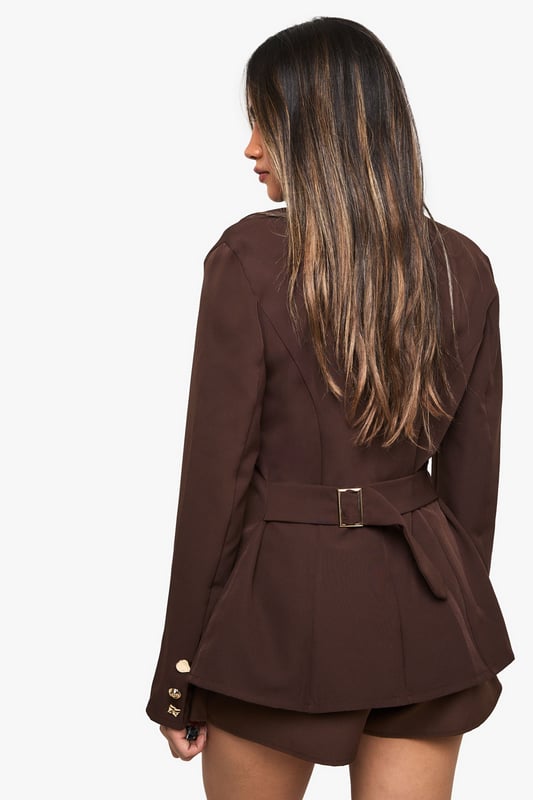 Wrap up in the latest coats and jackets and get out-there with your outerwearBreathe life into your new season layering with the latest coats and jackets from boohoo. Supersize your silhouette in a padded jacket, stick to sporty styling with a bomber, or protect yourself from the elements in a plastic raincoat. For a more luxe layering piece, faux fur coats come in fondant shades and longline duster coats give your look an androgynous edge.