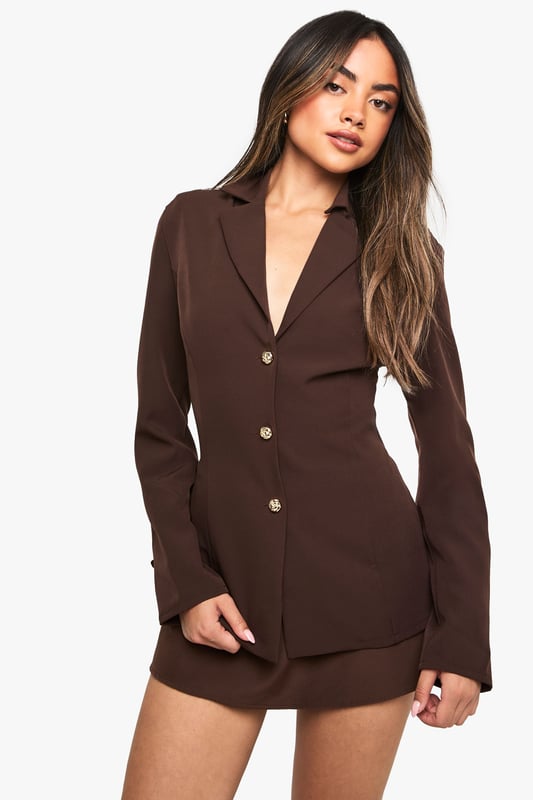 Wrap up in the latest coats and jackets and get out-there with your outerwearBreathe life into your new season layering with the latest coats and jackets from boohoo. Supersize your silhouette in a padded jacket, stick to sporty styling with a bomber, or protect yourself from the elements in a plastic raincoat. For a more luxe layering piece, faux fur coats come in fondant shades and longline duster coats give your look an androgynous edge.