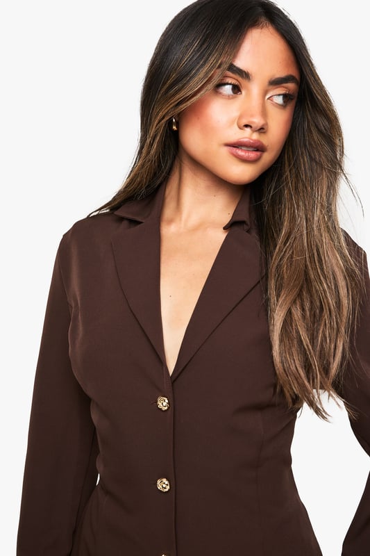 Wrap up in the latest coats and jackets and get out-there with your outerwearBreathe life into your new season layering with the latest coats and jackets from boohoo. Supersize your silhouette in a padded jacket, stick to sporty styling with a bomber, or protect yourself from the elements in a plastic raincoat. For a more luxe layering piece, faux fur coats come in fondant shades and longline duster coats give your look an androgynous edge.