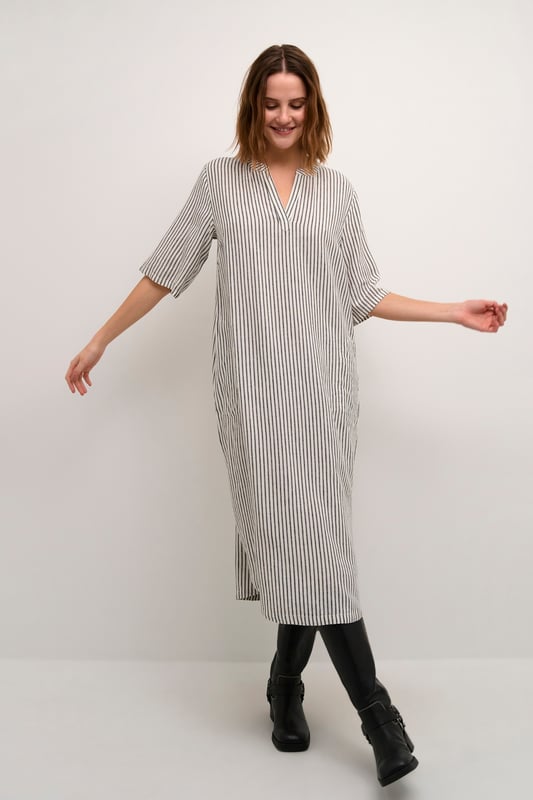 Relaxed fit,Midi lengte,Elleboog lengte  Fijne was 30°, niet bleken, niet in de droger drogen, Druipnat ophangen in de schaduw, warm strijken max. 150° C, Droogreiniging  70% Viscose (LivaEco™),30% Linnen