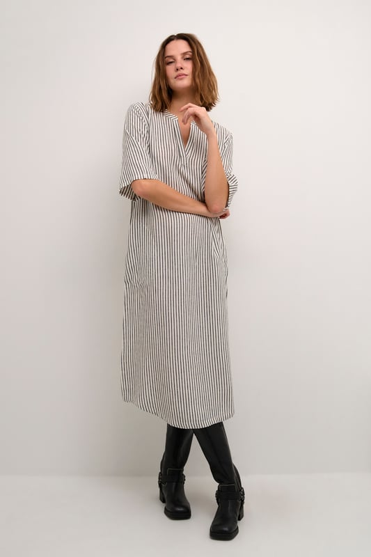 Relaxed fit,Midi lengte,Elleboog lengte  Fijne was 30°, niet bleken, niet in de droger drogen, Druipnat ophangen in de schaduw, warm strijken max. 150° C, Droogreiniging  70% Viscose (LivaEco™),30% Linnen