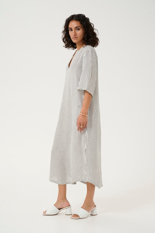 Relaxed fit,Midi lengte,Elleboog lengte  Fijne was 30°, niet bleken, niet in de droger drogen, Druipnat ophangen in de schaduw, warm strijken max. 150° C, Droogreiniging  70% Viscose (LivaEco™),30% Linnen