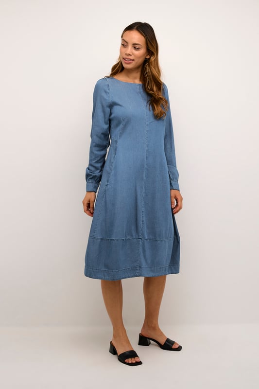 Casual fit,Net onder de knie,Lange mouwen  Wassen op 40°, niet bleken, niet in de droger drogen, Druipnat ophangen in de schaduw, warm strijken max. 150° C, Chemisch laten reinigen.  90% Katoen,10% Lyocell