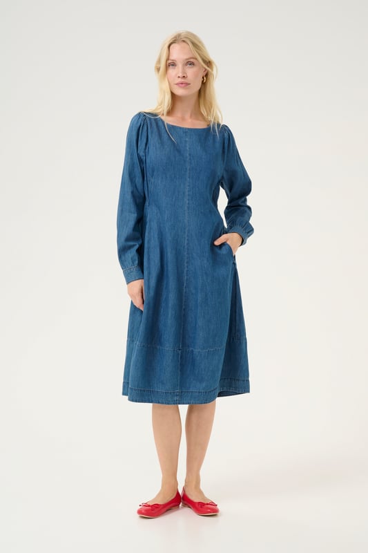 Casual fit,Net onder de knie,Lange mouwen  Wassen op 40°, niet bleken, niet in de droger drogen, Druipnat ophangen in de schaduw, warm strijken max. 150° C, Chemisch laten reinigen.  90% Katoen,10% Lyocell