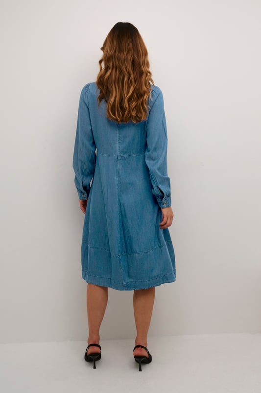 Casual fit,Net onder de knie,Lange mouwen  Wassen op 40°, niet bleken, niet in de droger drogen, Druipnat ophangen in de schaduw, warm strijken max. 150° C, Chemisch laten reinigen.  90% Katoen,10% Lyocell