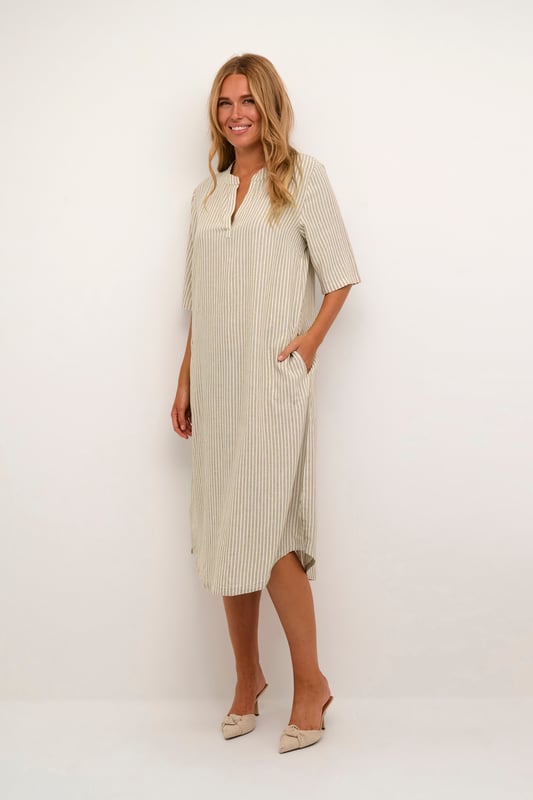 Relaxed fit,Midi lengte,Elleboog lengte  Fijne was 30°, niet bleken, niet in de droger drogen, Druipnat ophangen in de schaduw, warm strijken max. 150° C, Droogreiniging  70% Viscose (LivaEco™),30% Linnen