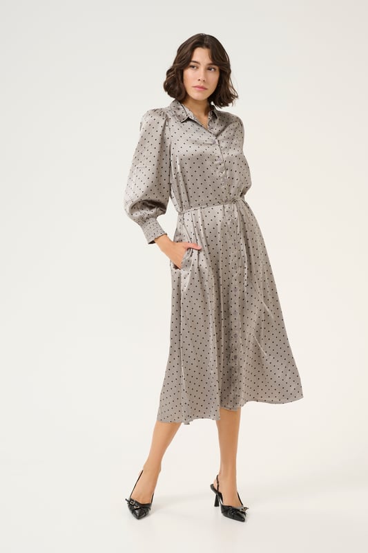 Model: , Pasform: Regular fit, Længde: Mid calf, Udformning: 3/4 sleeve  30 degrees wash, do not bleach, do not tumble dry, Line drying in the shade, warm iron max. 150° C, Dry clean only  100% Polyester