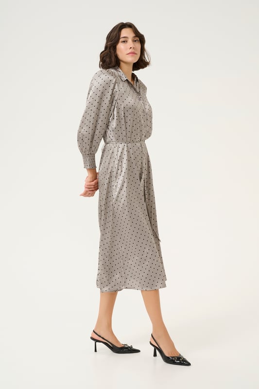 Model: , Pasform: Regular fit, Længde: Mid calf, Udformning: 3/4 sleeve  30 degrees wash, do not bleach, do not tumble dry, Line drying in the shade, warm iron max. 150° C, Dry clean only  100% Polyester